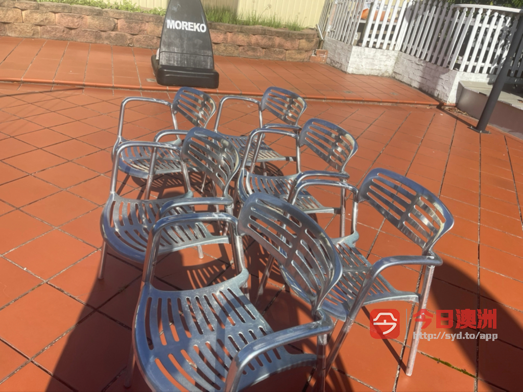 咖啡店室外椅子