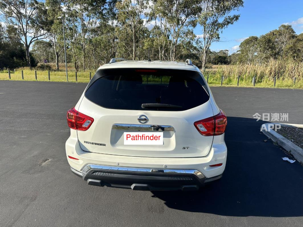 2018年11月 白色 Nissan Pathfinder ST 七座