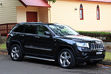 2012 Jeep Grand Cherokee 采用经典的Jeep外观设计元素 欢迎来看车体验