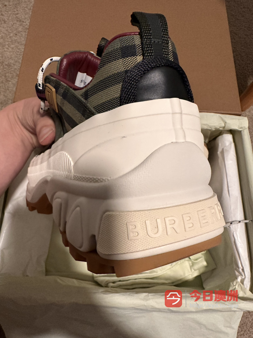 全新的Burberry鞋子