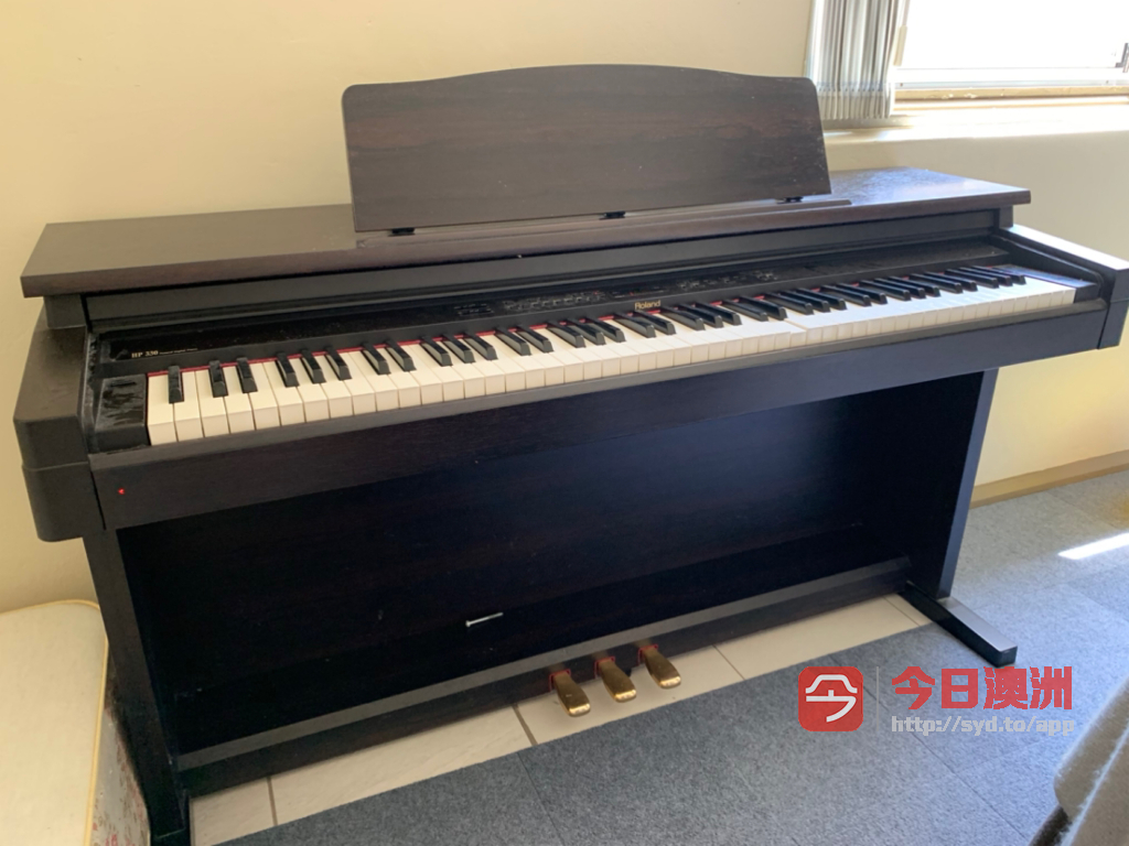 罗兰HP330电钢琴