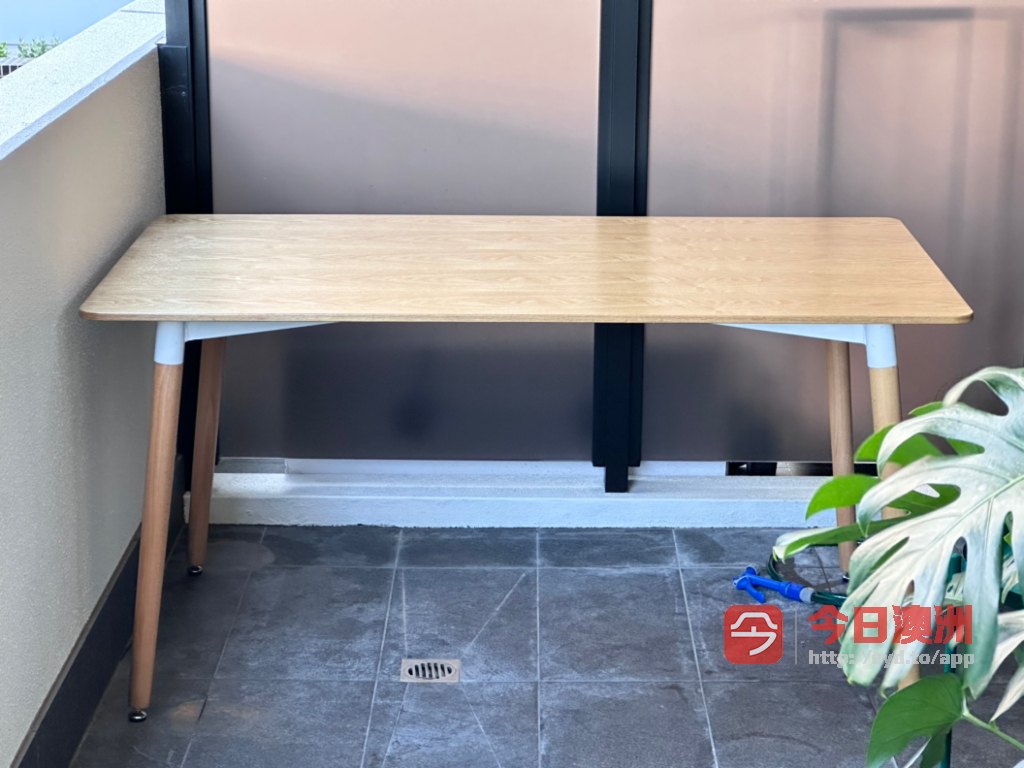 木制大餐桌