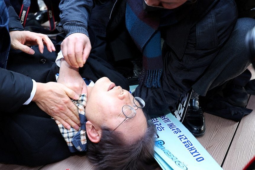 韩国最大在野党共同民主党党首李在明遇袭，颈部被刺伤。