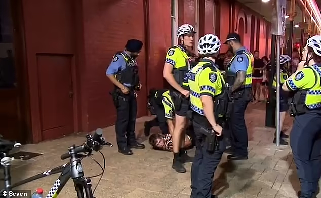 澳男跨年夜遭警员按地上殴打，喊冤称“我是好人”！女友批警员“昏了头”（视频/组图） - 2