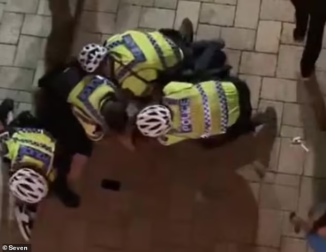 澳男跨年夜遭警员按地上殴打，喊冤称“我是好人”！女友批警员“昏了头”（视频/组图） - 3