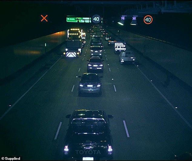 A broken-down car inside the motorway forced the speed limit to change