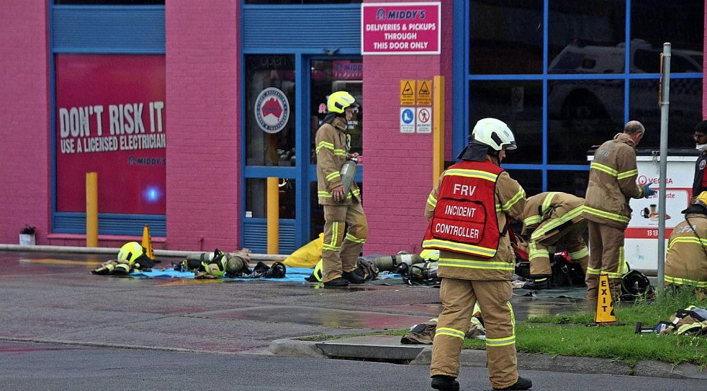 澳洲知名餐馆起火，大火烧穿屋顶！食客员工被迫撤离（组图） - 4