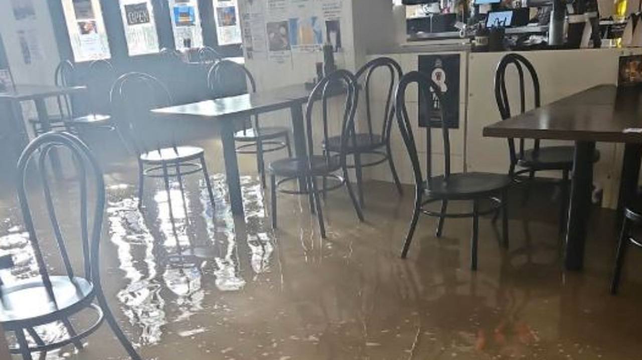 Izakaya Kotobuki was flooded by the water leak.