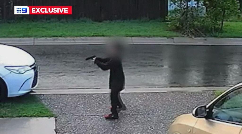澳洲一家在家门口遇惊魂一幕！遭黑衣少年持枪威胁，所有人被吓坏（组图） - 2