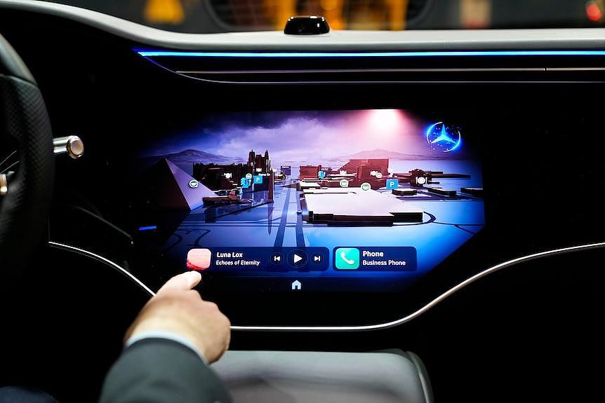 奔驰在2024消费电子展期间展示了其新的车载操作系统。