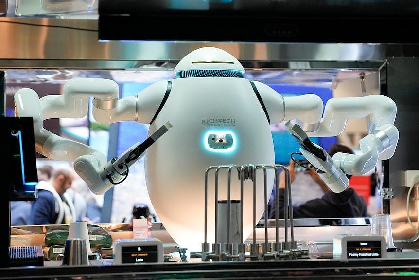 来自Richtech Robotics的机器人咖啡师亚当为与会者提供咖啡。