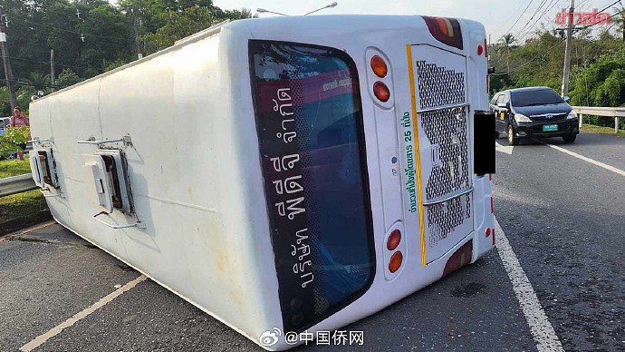 泰国载中国游客旅游巴翻侧！17人受伤包括儿童（组图） - 2
