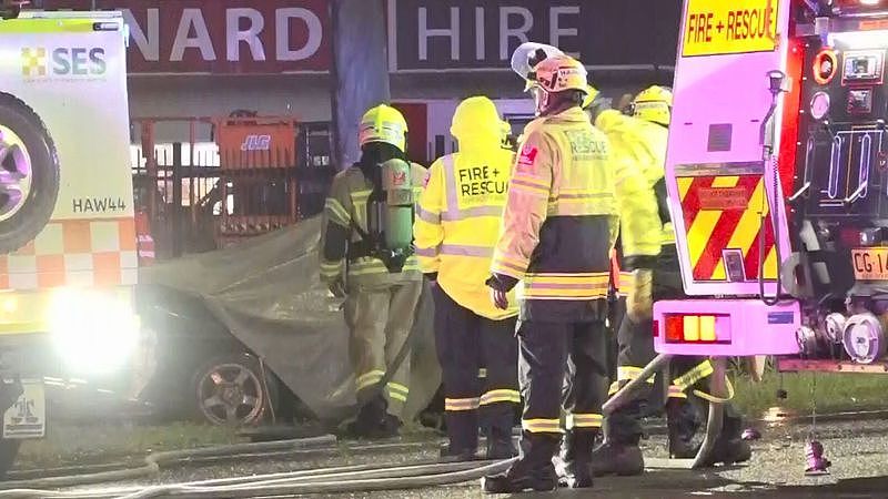 痛心！悉尼夜间发生夺命车祸，汽车失控撞上电线杆，两名teenager乘客当场死亡（视频/组图） - 4