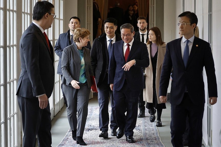 中国总理李强正在瑞士访问，并计划参加世界达沃斯经济论坛。