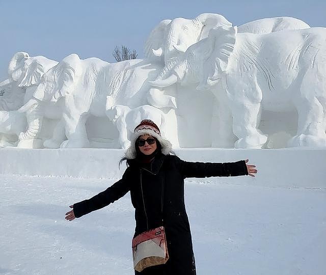 48岁赵薇近况曝光，现身哈尔滨街边吃雪糕接地气，素颜发胖不少（组图） - 4