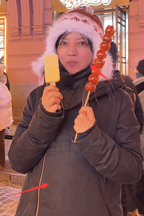 48岁赵薇近况曝光，现身哈尔滨街边吃雪糕接地气，素颜发胖不少（组图） - 3
