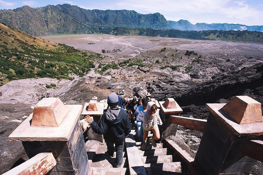 游客从停车场爬上两公里的陡坡。背景是一座古老的浑都寺。