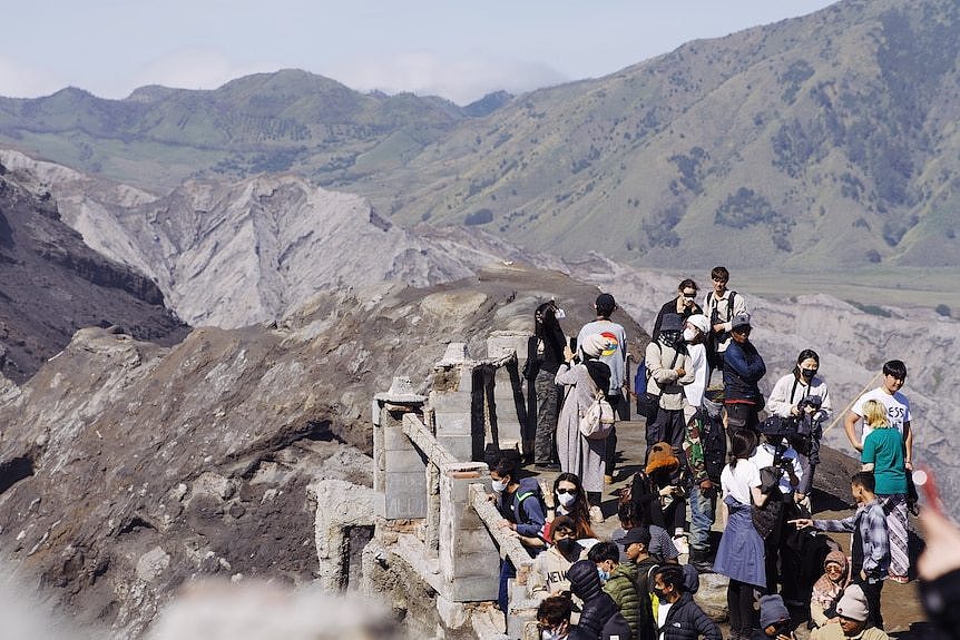 一道不牢固的护栏是阻止人们进入火山口的唯一预防措施。