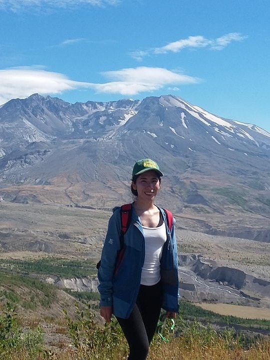 安娜·卡萨斯·拉莫斯博士摄于美国圣海伦斯火山。