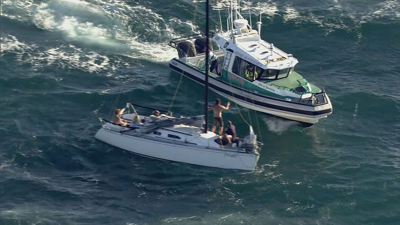 澳洲游艇失灵被困，乘客操作信号弹不当，致2人受伤（组图） - 2
