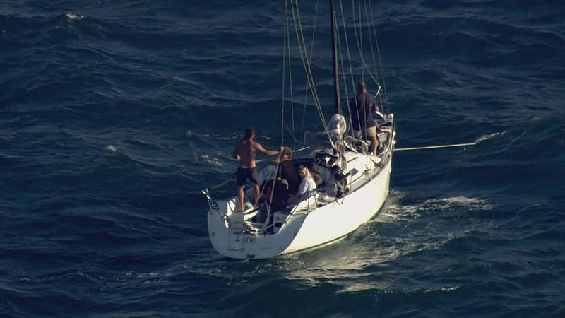 澳洲游艇失灵被困，乘客操作信号弹不当，致2人受伤（组图） - 3