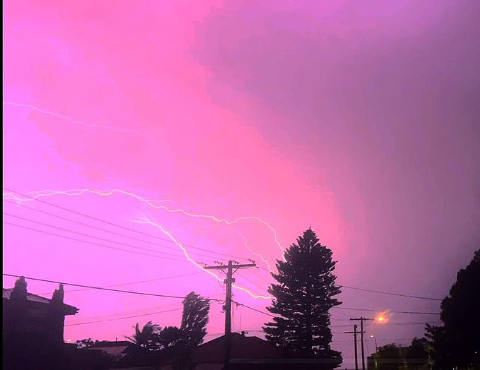 天空秒变粉色！闪电风暴今早席卷墨尔本，引发多起火灾，机场航班延误（组图） - 4