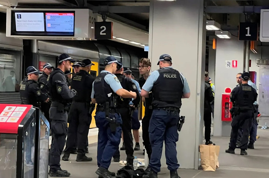 突发！大批黑衣人登上悉尼城铁，数十名警员赶到现场，乘客紧急疏散（视频/组图） - 1