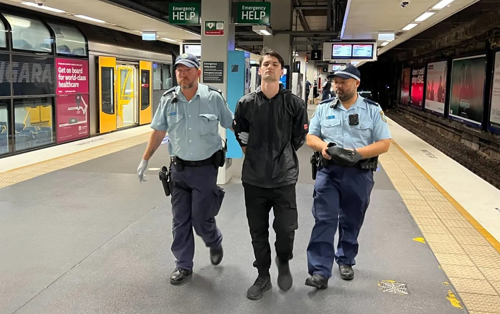 突发！大批黑衣人登上悉尼城铁，数十名警员赶到现场，乘客紧急疏散（视频/组图） - 3