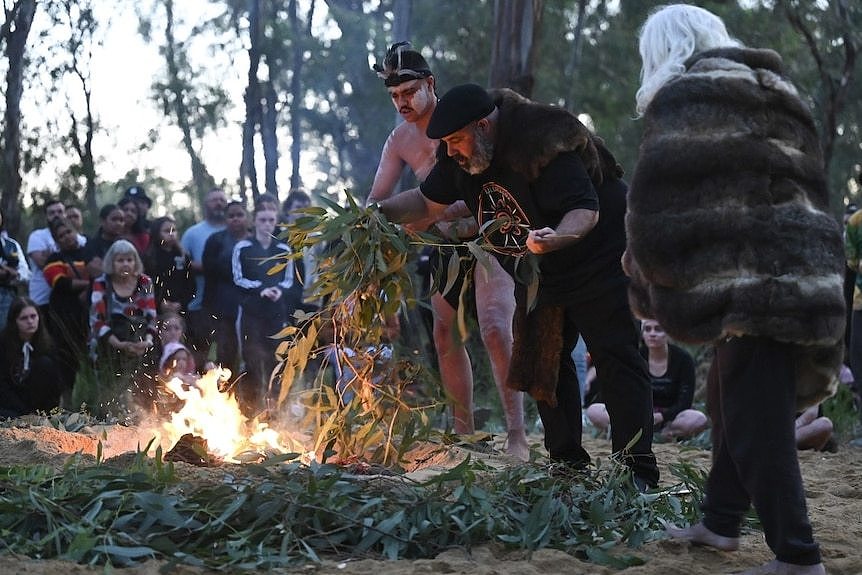 一群原住民聚在火堆旁悼念