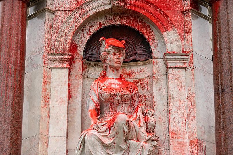 A vandalised Queen Victoria monument in Melbourne, Thursday, January 25, 2024. A memorial to Queen Victoria in Melbourne’s Queen Victoria Gardens has been covered in paint. (AAP Image/Diego Fedele) NO ARCHIVING