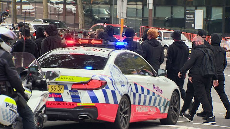 大批黑衣人闯入悉尼城铁，最终全被警方带走记录！包括组织头目在内共6人被捕（组图） - 2