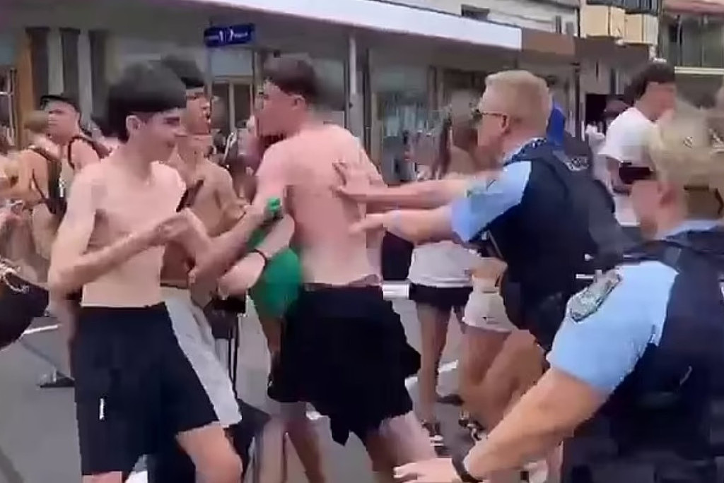 视频疯传！50名teenager在悉尼街头闹事，近百名警员到场赶人（视频/组图） - 2