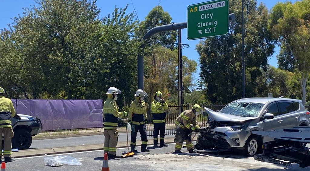 澳洲街头2车相撞！乘客乱动方向盘出事，致3人受伤送医（组图） - 2