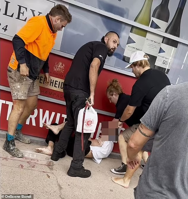 悉尼女子遭男子用刮漆刀刺伤，3名路人出手相助！现场血迹斑斑（视频/组图） - 3