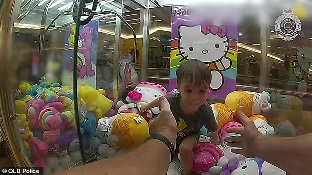 澳洲3岁熊孩子一时贪玩，被困娃娃机内！警方破窗将其救出（视频/组图） - 5