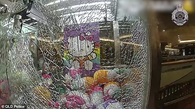 澳洲3岁熊孩子一时贪玩，被困娃娃机内！警方破窗将其救出（视频/组图） - 6