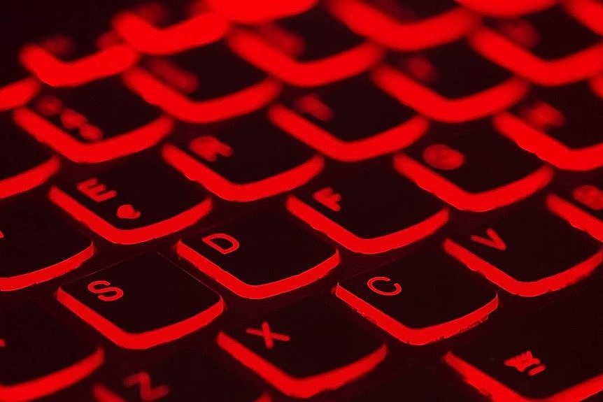一组红色的电脑键盘