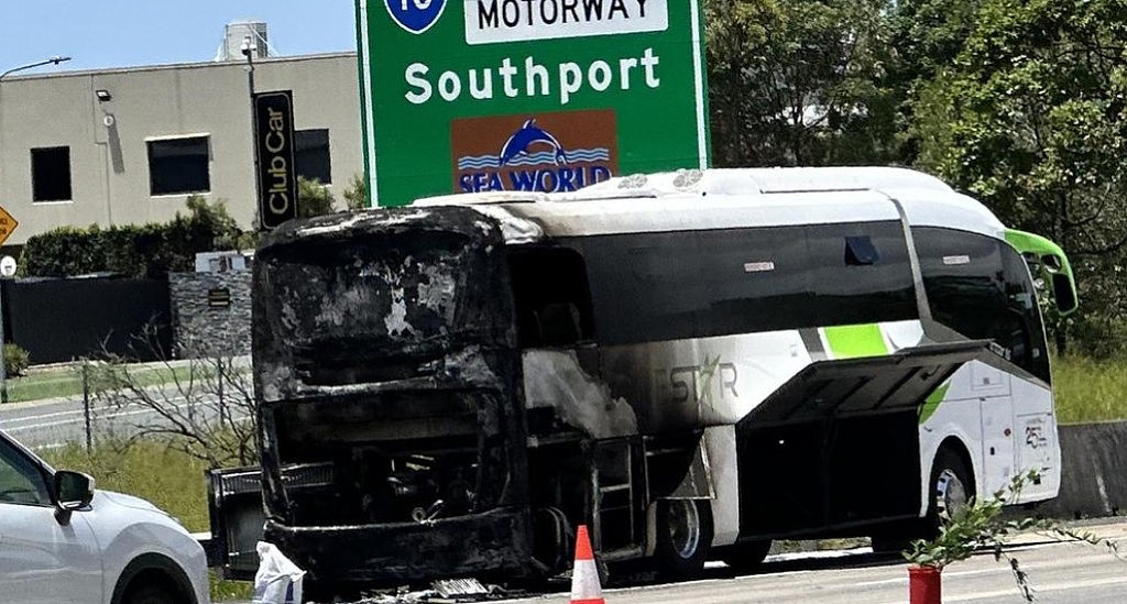 澳巴士高速路上突发大火，车上34名儿童躲过一劫！周边路段严重拥堵（组图） - 2