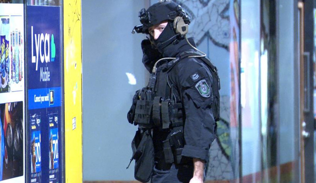 悉尼男子劫持女子及婴儿，藏身公寓楼与警方对峙10小时！大批特警到场，周边区域封锁（视频/组图） - 2