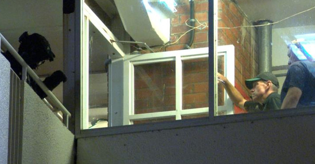 悉尼男子劫持女子及婴儿，藏身公寓楼与警方对峙10小时！大批特警到场，周边区域封锁（视频/组图） - 3