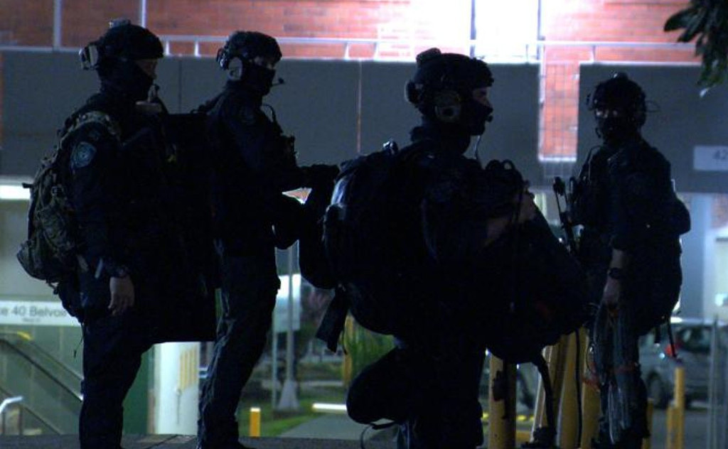 悉尼男子劫持女子及婴儿，藏身公寓楼与警方对峙10小时！大批特警到场，周边区域封锁（视频/组图） - 4