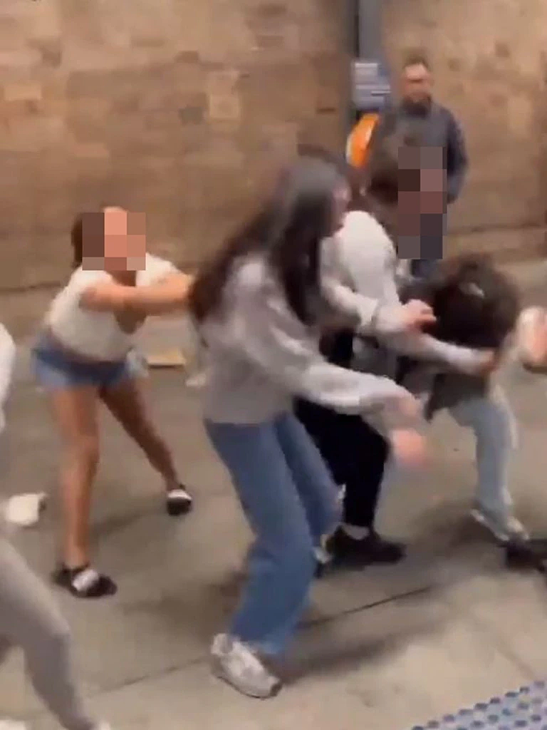澳华人区火车站发生袭击事件！3女1男遭围殴，4名少女当场被捕（视频/组图） - 3