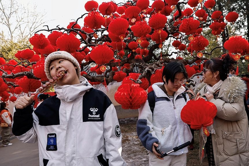 一个孩子在吃冰糖葫芦