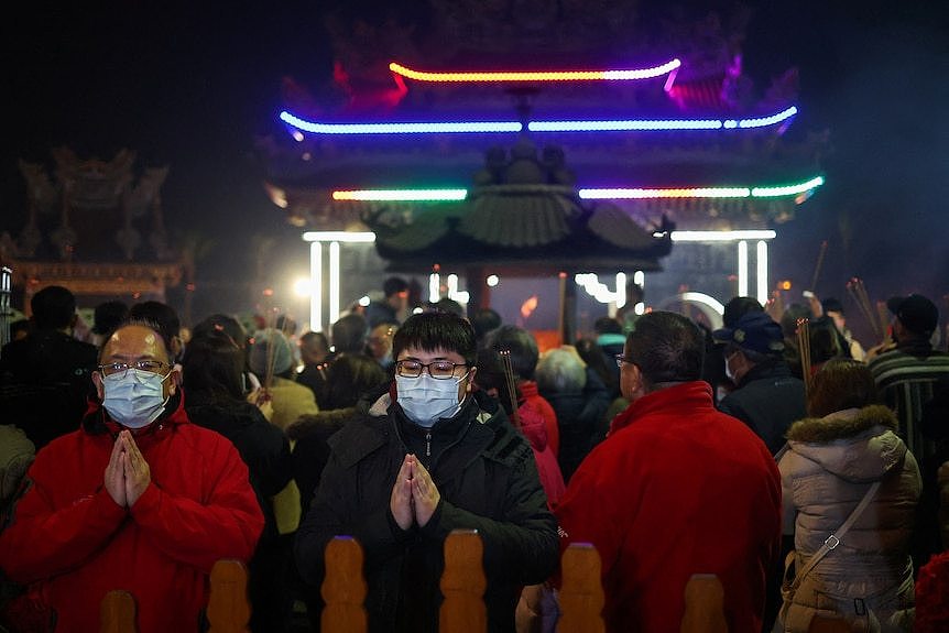 台湾新台北市，人们新年到庙里上香祈福。