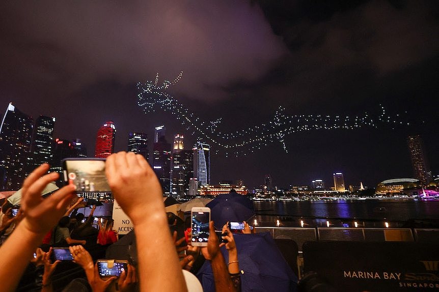 新加坡的无人机灯光表演展示出一条巨龙。