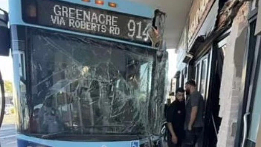 悉尼公共巴士撞上商铺！挡风玻璃稀碎，店面严重受损（组图） - 2
