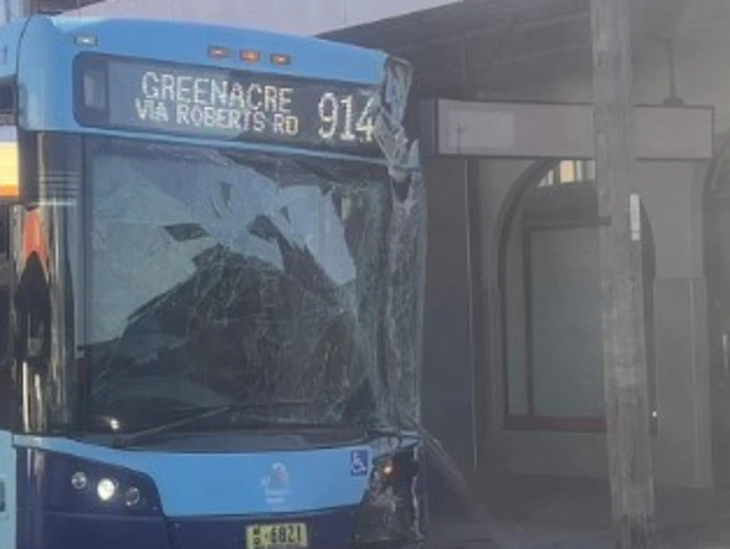 悉尼公共巴士撞上商铺！挡风玻璃稀碎，店面严重受损（组图） - 3