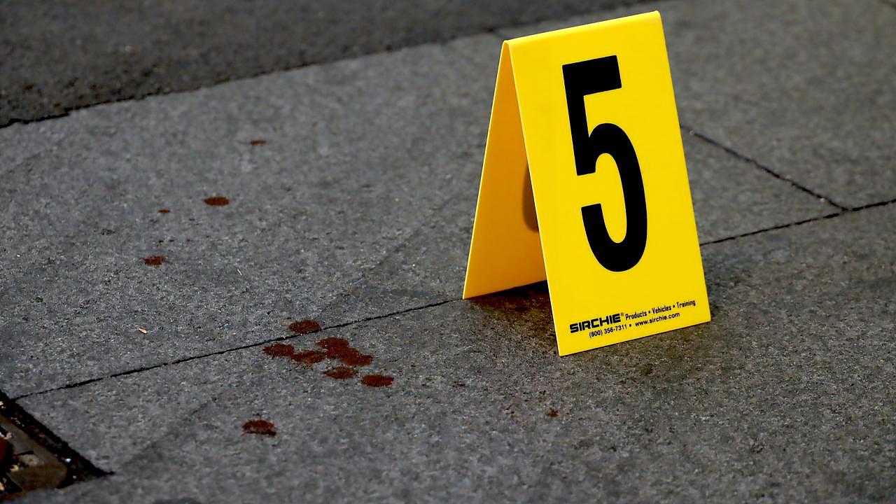 飞溅的血迹上有黄色证据标记。 图片来源：NCA NewsWire / Nicholas Eagar