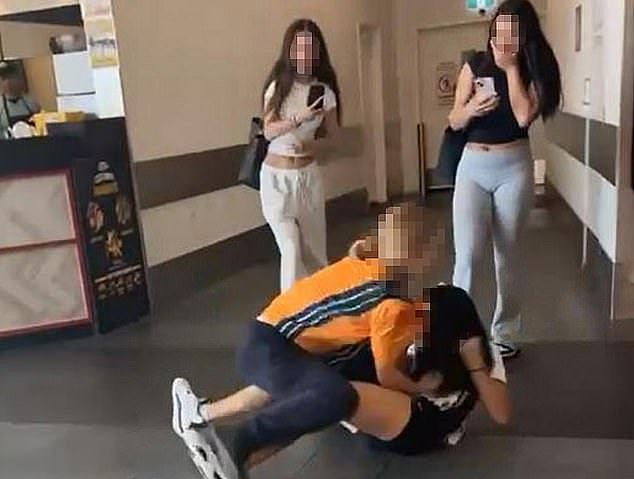 视频疯传！墨尔本名校女孩在华人区Westfield商场互殴，众目睽睽下撕扯头发踹头（视频/组图） - 2