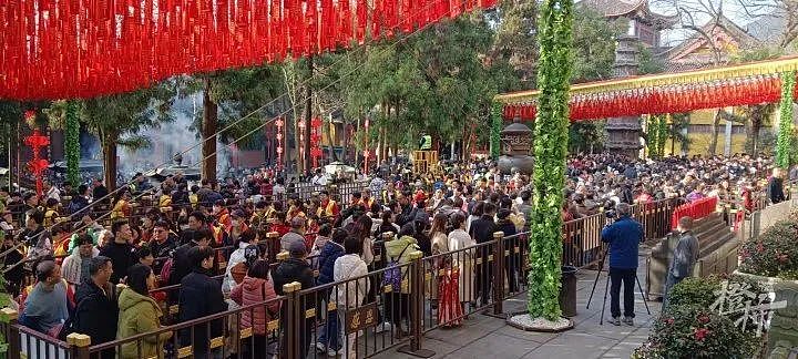 超4万人涌入杭州北高峰拜财神，灵隐寺吃素面的游客排到后厨门口（组图） - 18